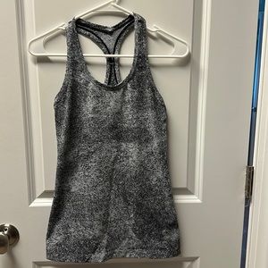 Lululemon top fits like 6